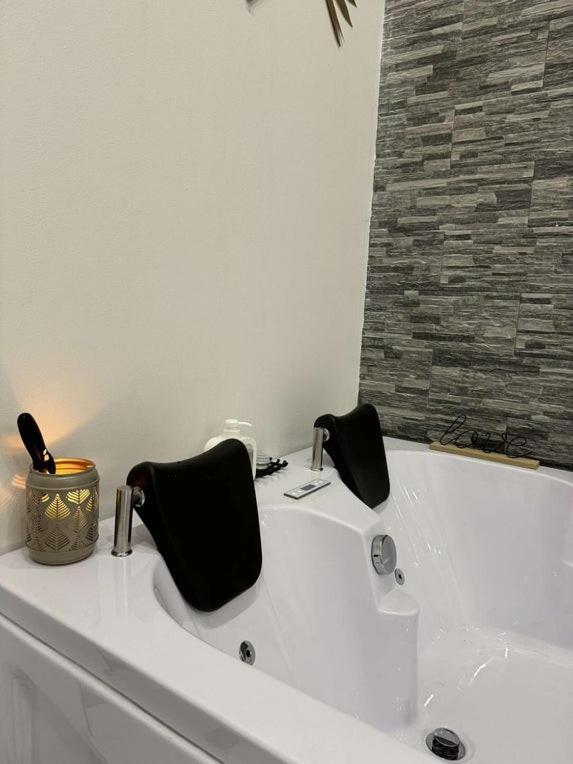 Suite Gold By L Amaryllis I Jacuzzi & Sauna Prive I Centre Beziers Arrivee Autonome ภายนอก รูปภาพ