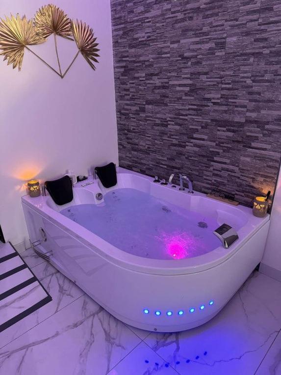 Suite Gold By L Amaryllis I Jacuzzi & Sauna Prive I Centre Beziers Arrivee Autonome ภายนอก รูปภาพ