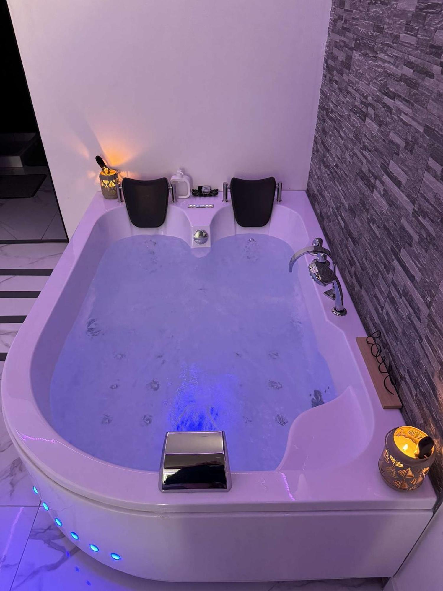 Suite Gold By L Amaryllis I Jacuzzi & Sauna Prive I Centre Beziers Arrivee Autonome ภายนอก รูปภาพ
