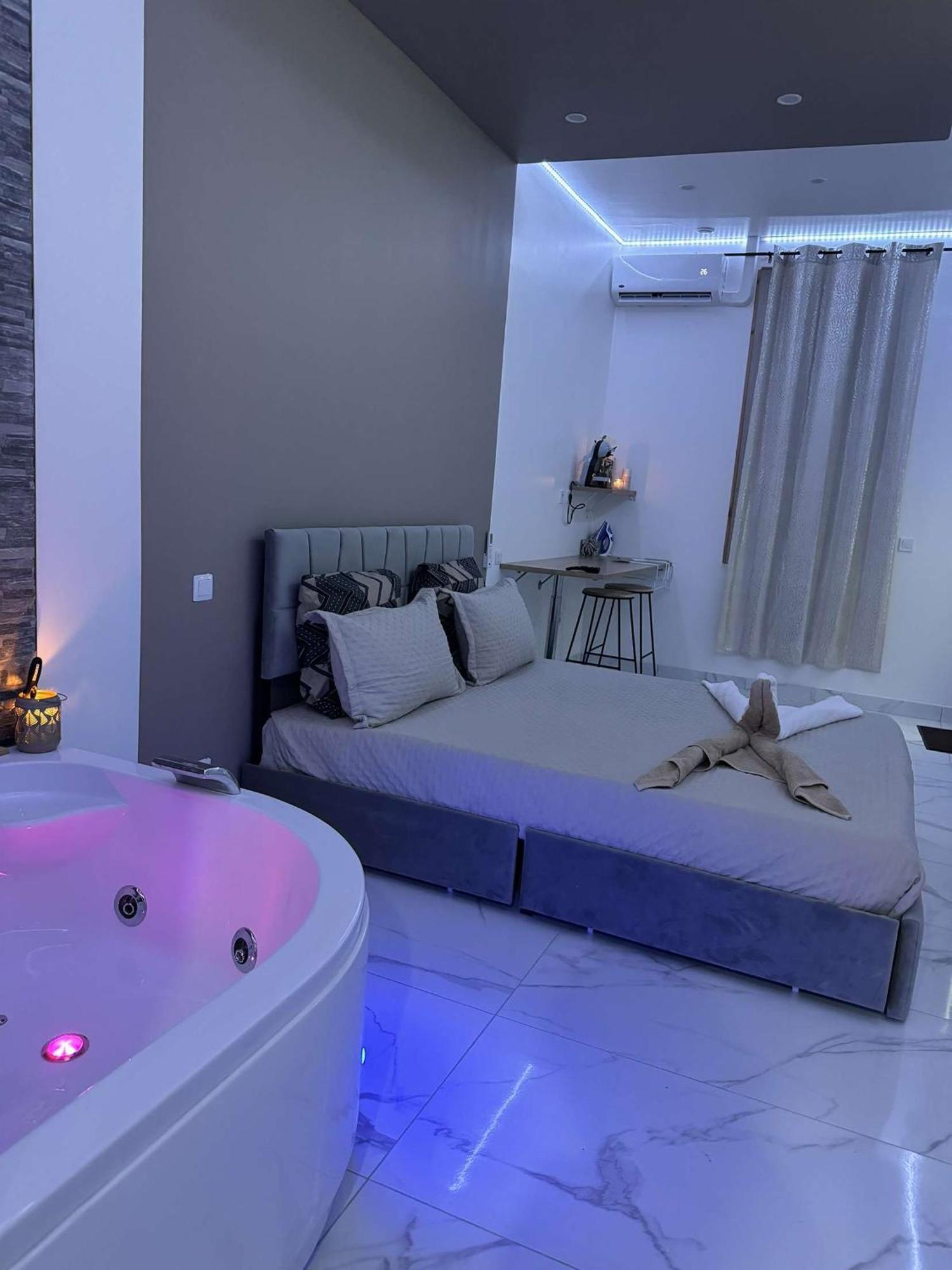 Suite Gold By L Amaryllis I Jacuzzi & Sauna Prive I Centre Beziers Arrivee Autonome ภายนอก รูปภาพ
