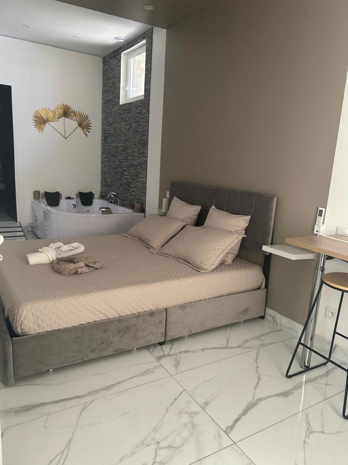 Suite Gold By L Amaryllis I Jacuzzi & Sauna Prive I Centre Beziers Arrivee Autonome ภายนอก รูปภาพ